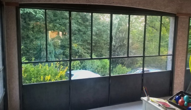 Verrière style atelier / Soubassement tôle / Portes-fenêtres et fenêtres / Finition fer brut patiné