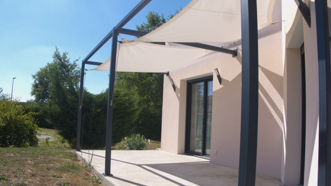 Pergola style épuré / Toile d'ombrage type voile de bateau / Finition thermolaquée