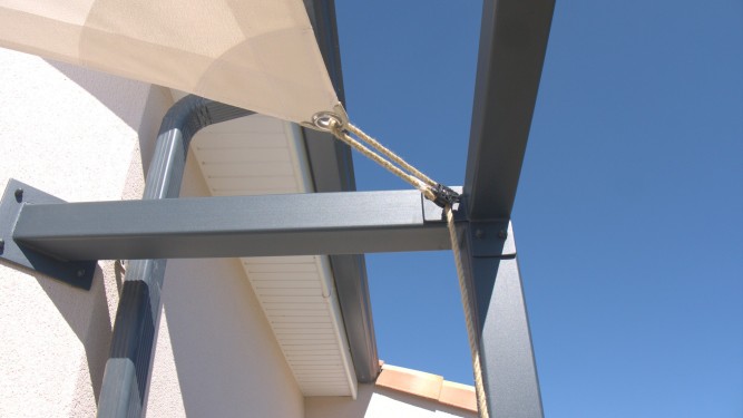 Pergola style épuré / Toile d'ombrage type voile de bateau / Finition thermolaquée