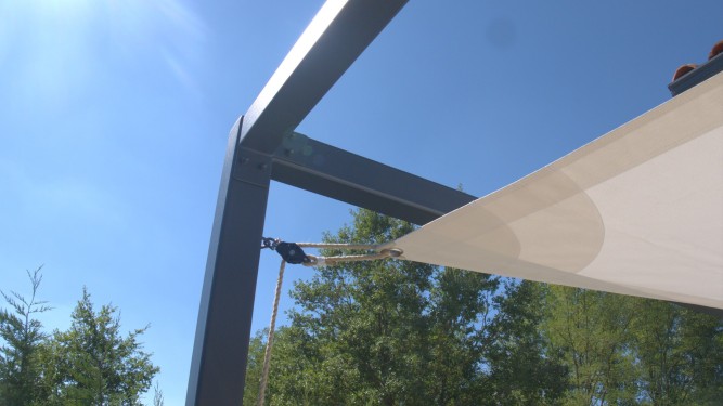 Pergola style épuré / Toile d'ombrage type voile de bateau / Finition thermolaquée
