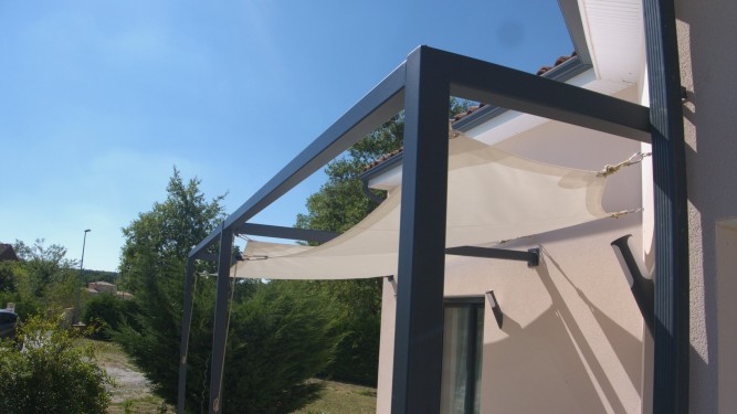 Pergola style épuré / Toile d'ombrage type voile de bateau / Finition thermolaquée