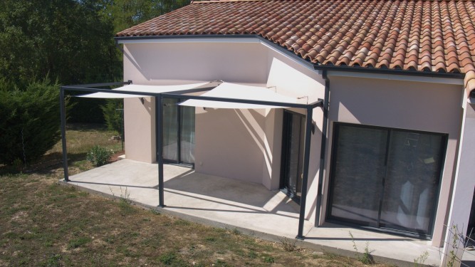 Pergola style épuré / Toile d'ombrage type voile de bateau / Finition thermolaquée