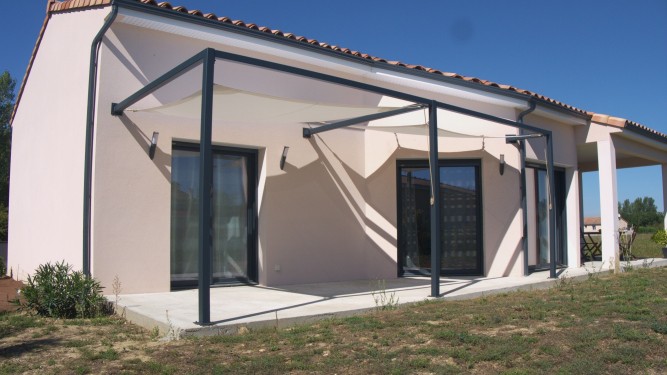 Pergola style épuré / Toile d'ombrage type voile de bateau / Finition thermolaquée