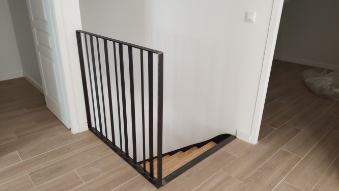 Escalier fer bois quart tournant / Limons latéraux courbés / Finition fer brut patiné