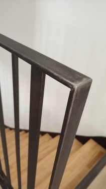 Escalier fer bois quart tournant / Limons latéraux courbés / Finition fer brut patiné