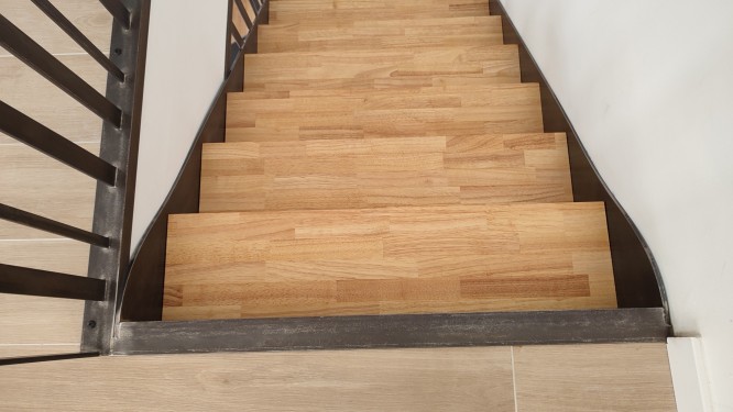 Escalier fer bois quart tournant / Limons latéraux courbés / Finition fer brut patiné