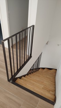 Escalier fer bois quart tournant / Limons latéraux courbés / Finition fer brut patiné