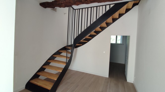 Escalier fer bois quart tournant / Limons latéraux courbés / Finition fer brut patiné