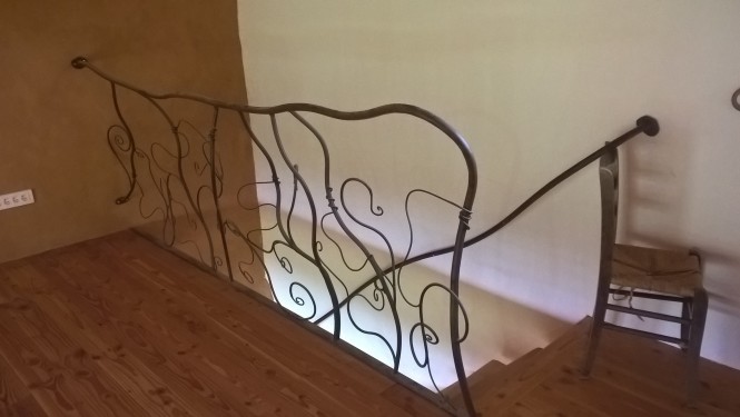 Escalier fer bois / Limon cintré / Marches platane / Décor volutes végétales aléatoires